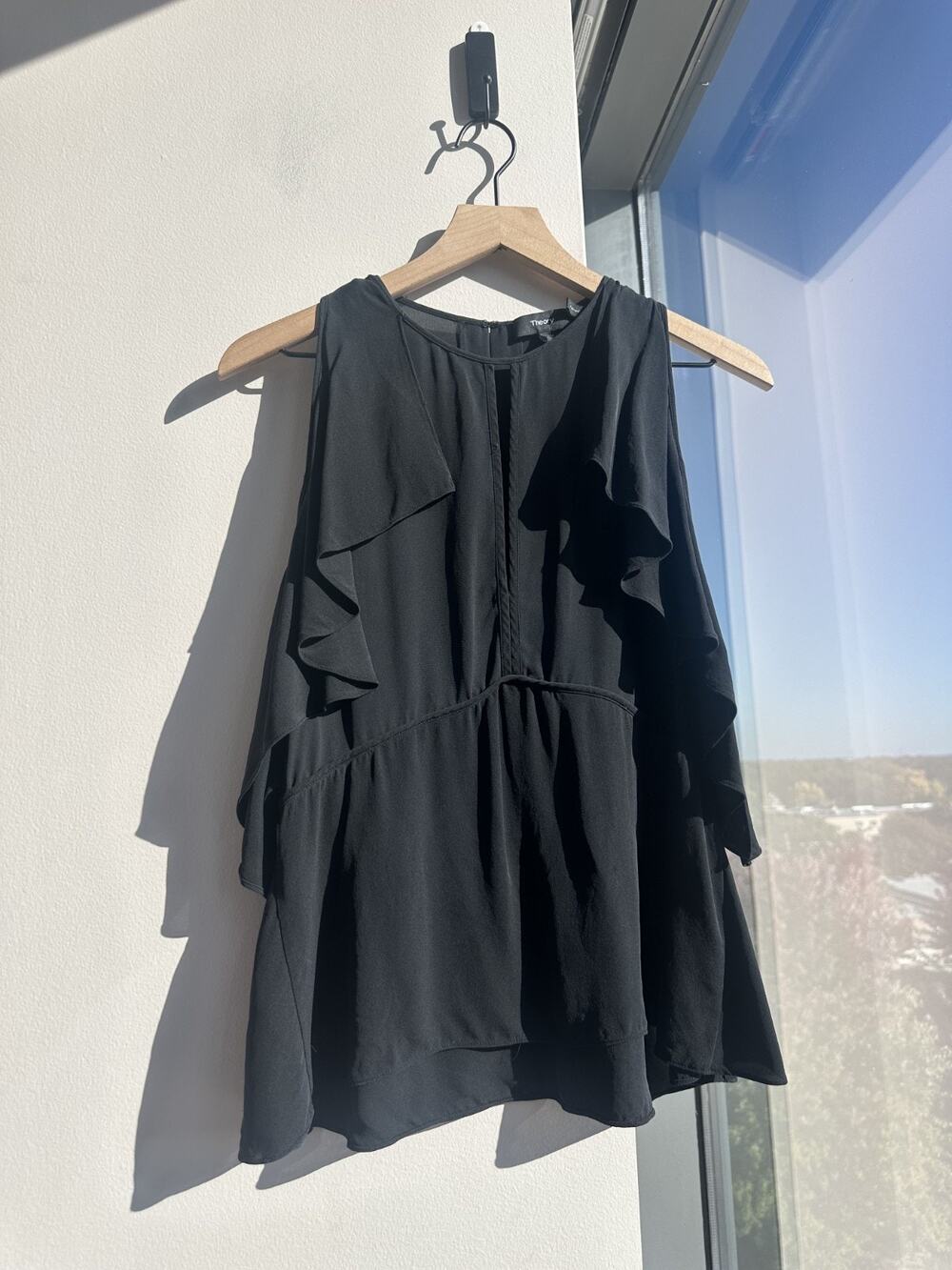 Theory Desiraya Ruffled Cold Shoulder Flowy Elegant Black 100% Silk Blouse M